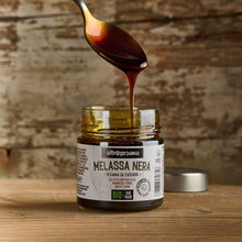Carica l'immagine nel visualizzatore di Gallery, MELASSA NERA DI CANNA DA ZUCCHERO - BIO | COD. 00002946 | 280 g
