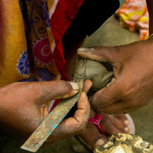 Carica l'immagine nel visualizzatore di Gallery, MINI VASETTO ELEFANTE IN TERRA COTTA | Cod.00005357 | 9 x 7,5 x h.5 cm