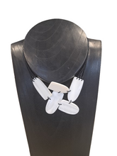 Carica l'immagine nel visualizzatore di Gallery, COLLANA GIROCOLLO SCAGLIE DI CONCHIGLIA| Cod.3000544300 |