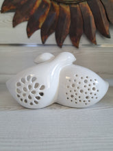 Carica l'immagine nel visualizzatore di Gallery, PORTALUMINO LOVEVLY DOVES IN CERAMICA | COD.44916 |
