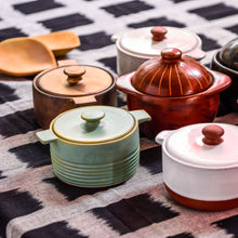 Carica l'immagine nel visualizzatore di Gallery, COCOTTE STIRPE IN TERRACOTTA CON COPERCHIO | COD. 40002479 | 10h x 11 x 14cm