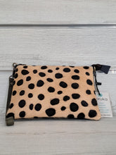 Carica l'immagine nel visualizzatore di Gallery, POCHETTE CINDY STAMPA PELO | Cod.HUBAQIN2071813 | 20x15cm