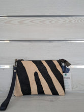 Carica l'immagine nel visualizzatore di Gallery, POCHETTE CINDY STAMPA PELO | Cod.HUBAQIN2071813 | 20x15cm