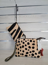 Carica l'immagine nel visualizzatore di Gallery, POCHETTE CINDY STAMPA PELO | Cod.HUBAQIN2071813 | 20x15cm