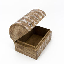 Carica l'immagine nel visualizzatore di Gallery, SCATOLA LEGNO BAULETTO FOGLIE | COD.HUBAQIN3041231 | 23x15x15cm