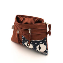 Carica l'immagine nel visualizzatore di Gallery, ASTUCCIO TRE TASCHE GATTO TRE LE PIUME | COD.HUBAQVNB3051829 | 20×15 cm