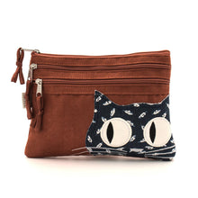 Carica l'immagine nel visualizzatore di Gallery, ASTUCCIO TRE TASCHE GATTO TRE LE PIUME | COD.HUBAQVNB3051829 | 20×15 cm