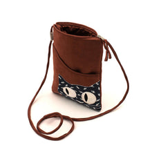 Carica l'immagine nel visualizzatore di Gallery, PORTAPASSAPORTO GATTA TRA LE PIUME | COD.HUBAQVNB3051833 | 16×20 cm