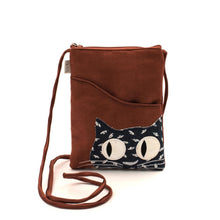 Carica l'immagine nel visualizzatore di Gallery, PORTAPASSAPORTO GATTA TRA LE PIUME | COD.HUBAQVNB3051833 | 16×20 cm