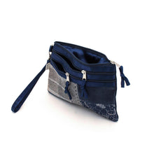 Carica l'immagine nel visualizzatore di Gallery, POCHETTE TRE TASCHE WINTER PATCH 2024 | Cod.HUBAQVNB3051841 | 20×14 cm