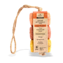 Carica l&#39;immagine nel visualizzatore di Gallery, TRIS SAPONI ARTIGIANALE PROFUMI DI FRUTTA | COD.00007046 | 3 x 40 g
