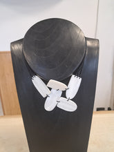 Carica l&#39;immagine nel visualizzatore di Gallery, COLLANA GIROCOLLO SCAGLIE DI CONCHIGLIA| Cod.3000544300 |

