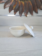 Carica l&#39;immagine nel visualizzatore di Gallery, ZUCCHERIERA FIORI BIANCHI IN CERAMICA  | COD.40048707 |

