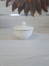 Carica l&#39;immagine nel visualizzatore di Gallery, ZUCCHERIERA FIORI BIANCHI IN CERAMICA  | COD.40048707 |
