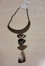 Carica l'immagine nel visualizzatore di Gallery, COLLANA GOCCE IN OTTONE E CORNO | Cod.CTM3000451100

