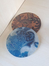 Carica l&#39;immagine nel visualizzatore di Gallery, SOTTOBICCHIERE &#39;BATIK&#39; IN TESSUTO E RESINA | COD.40046341

