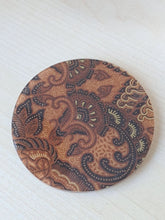 Carica l&#39;immagine nel visualizzatore di Gallery, SOTTOBICCHIERE &#39;BATIK&#39; IN TESSUTO E RESINA | COD.40046341
