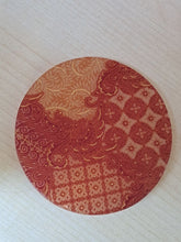 Carica l&#39;immagine nel visualizzatore di Gallery, SOTTOBICCHIERE &#39;BATIK&#39; IN TESSUTO E RESINA | COD.40046341
