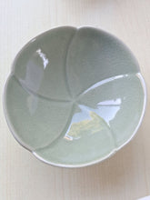 Carica l&#39;immagine nel visualizzatore di Gallery, CIOTOLA &#39;FRANGIPANI&#39; MEDIA IN CELADON | COD. 4004644600 |
