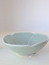 Carica l&#39;immagine nel visualizzatore di Gallery, CIOTOLA &#39;FRANGIPANI&#39; MEDIA IN CELADON | COD. 4004644600 |
