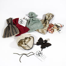 Carica l&#39;immagine nel visualizzatore di Gallery, PORTACHIAVI FARFALLA  NERO | COD.HUBAQS0141802 | 10x8 circa
