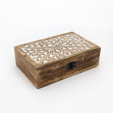 Carica l'immagine nel visualizzatore di Gallery, SCATOLA LEGNO SCURA INTARSI FLOREALI | COD.HUBAQIN3041216 | 22x14x6,5cm
