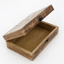 Carica l'immagine nel visualizzatore di Gallery, SCATOLA LEGNO SCURA INTARSI FLOREALI | COD.HUBAQIN3041216 | 22x14x6,5cm
