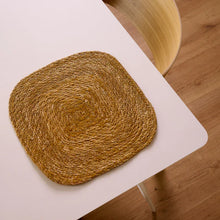 Carica l'immagine nel visualizzatore di Gallery, TOVAGLIETTA SOTTOPIATTO QUADRATO SEW HOGLA E COTONE | COD.HUBM300007720 | 30 x 30 cm
